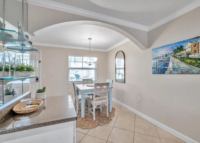 Apartment 1st Floor Beauty Right By The