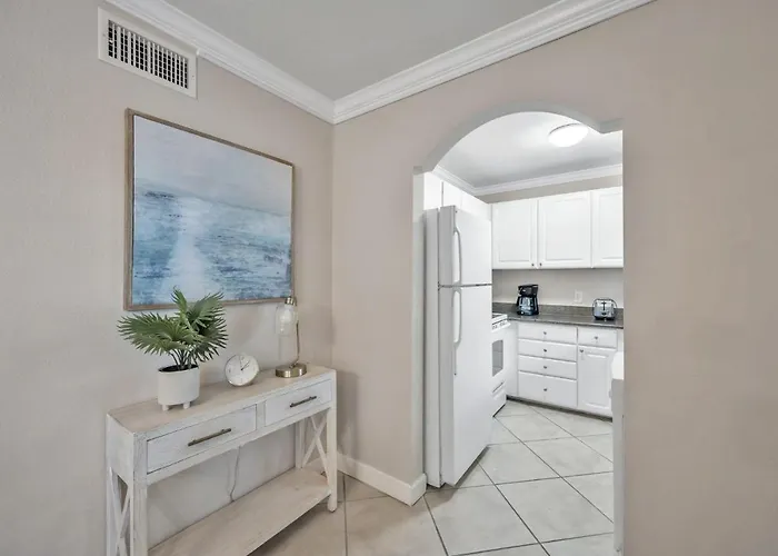 1st Floor Beauty Right By The Clearwater Beach